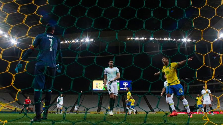 Roberto Firmino comemora gol da seleção brasileira contra a Bolívia pelas Eliminatórias da Copa - Miguel Schincariol