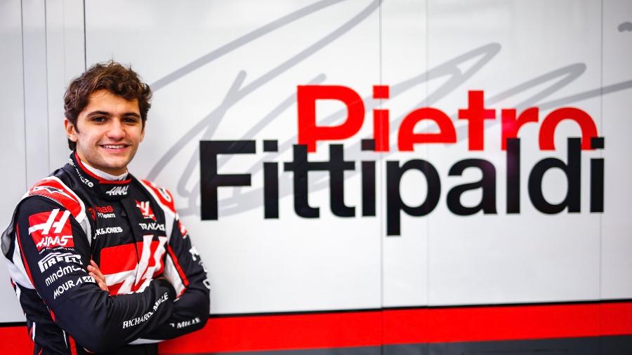Pietro Fittipaldi posa diante dos boxes da Haas no circuito de Sakhir antes de estreia - Haas/Divulgação