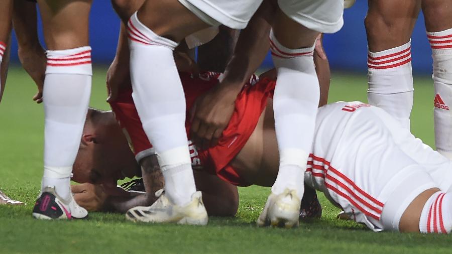 Jogadores do Inter consolam Peglow após perda de pênalti contra o Boca - Marcelo Endelli / POOL / AFP