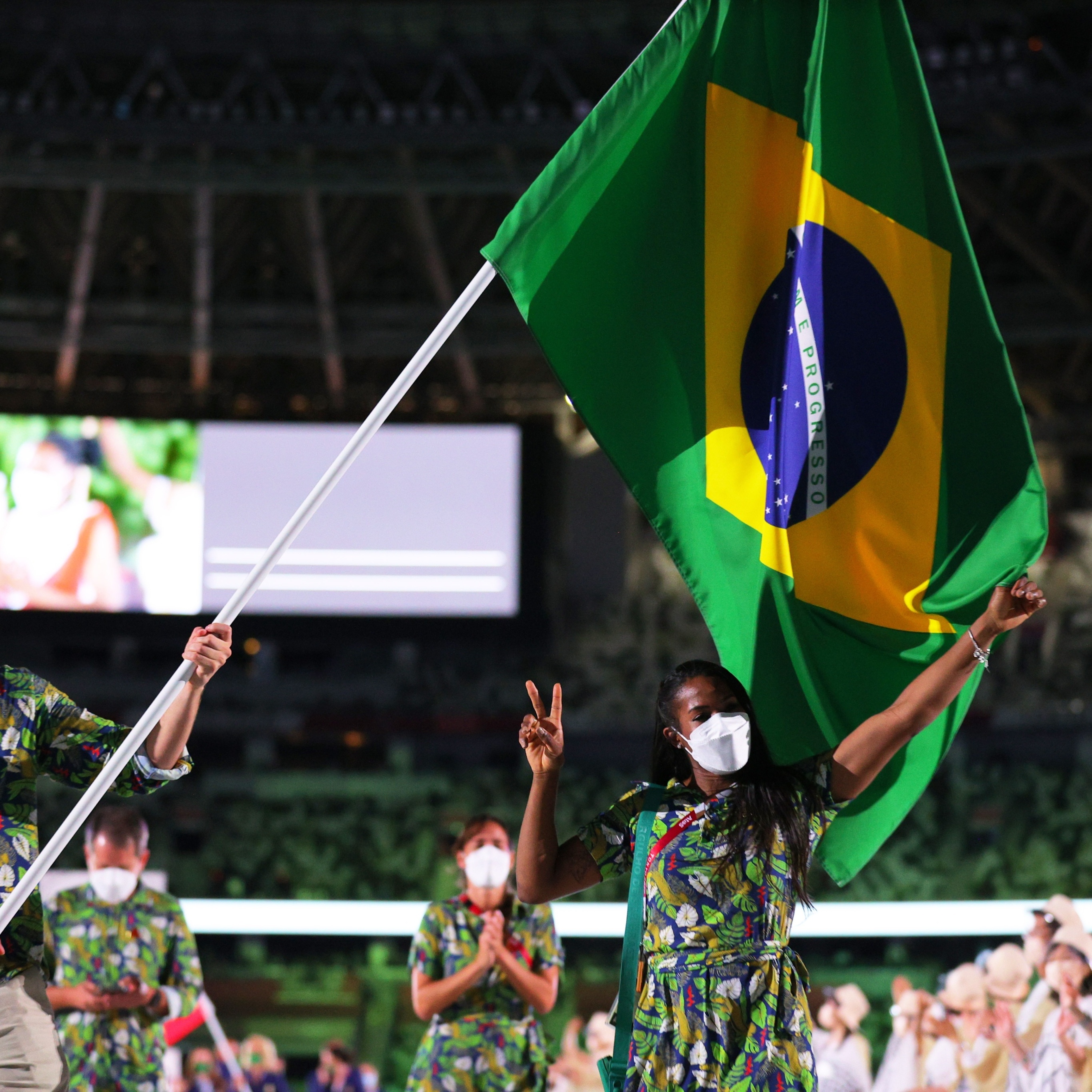 Abertura das Olimpíadas tem estádio vazio e protestos do lado de fora