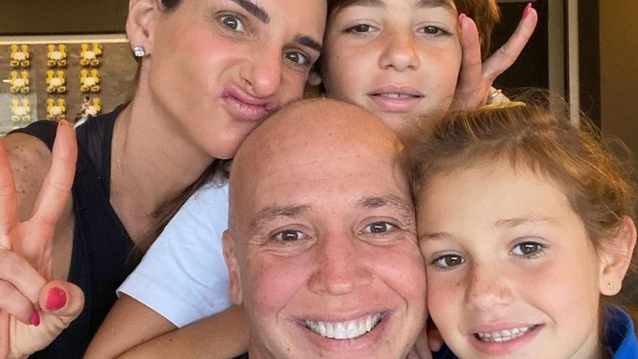 Caio Ribeiro posa com família e segue otimista sobre tratamento de linfoma - Reprodução/Instagram