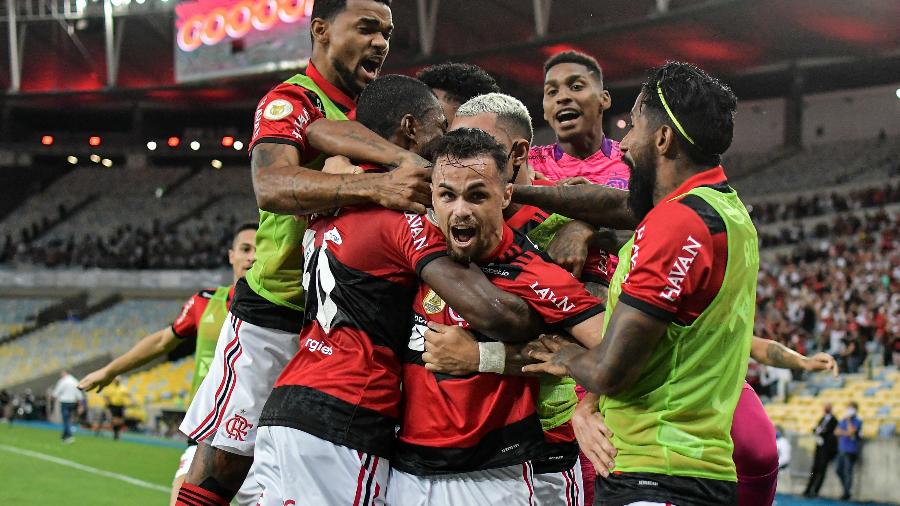 Jogadores do Flamengo se abraçam após gol marcado contra o Atlético-MG, que valeu a vitória por 1 a 0 - Thiago Ribeiro/AGIF