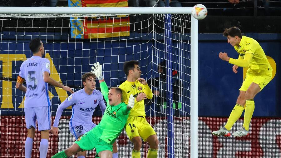 Pau Torres (dir) tenta o gol na partida entre Villarreal e Barcelona pelo Campeonato Espanhol -  JOSE JORDAN / AFP