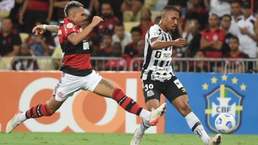 Lucas Braga e Matheuzinho disputam lance em partida entre Flamengo e Santos - Ivan Storti/Santos FC