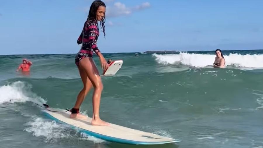 Rayssa Leal surfa e Leticia Bufoni brinca nas redes sociais - Reprodução/Instagram