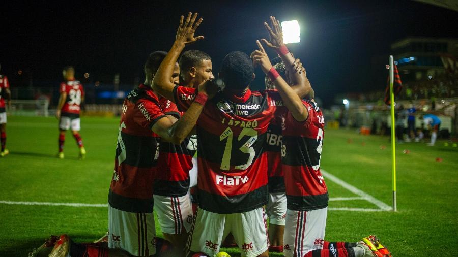 Jogadores do Flamengo comemoram segundo gol de Lázaro contra a Portuguesa-RJ - Marcelo Cortes / Flamengo