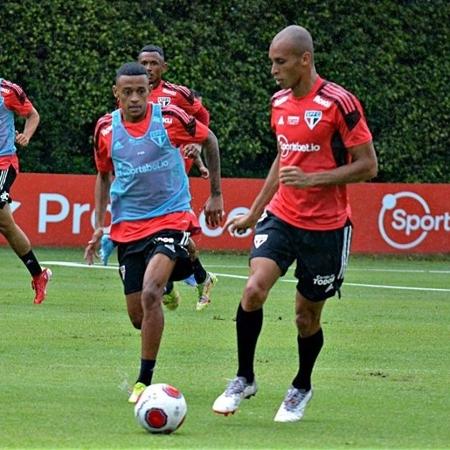 São Paulo: zagueiro Miranda e jovem Caio disputam bola em treino no CT da Barra Funda - Anuar Sayed/Saopaulofc.net
