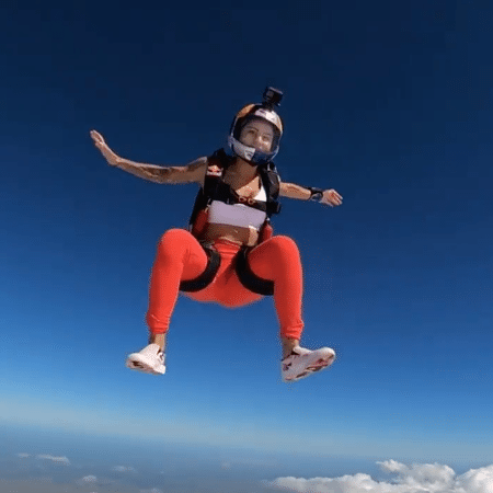 Leticia Bufoni em salto de paraquedas - Reprodução/ Instagram