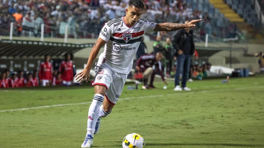 Igor Vinícius prepara cruzamento em jogo do São Paulo contra o Juventude - Marcello Zambrana/AGIF