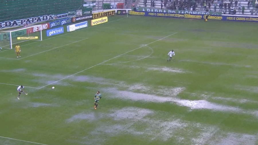 "Gramado aquático" do Alfredo Jaconi encharcado durante Juventude 1 x 0 Fluminense pelo Brasileirão 2022 - Reprodução/Premiere