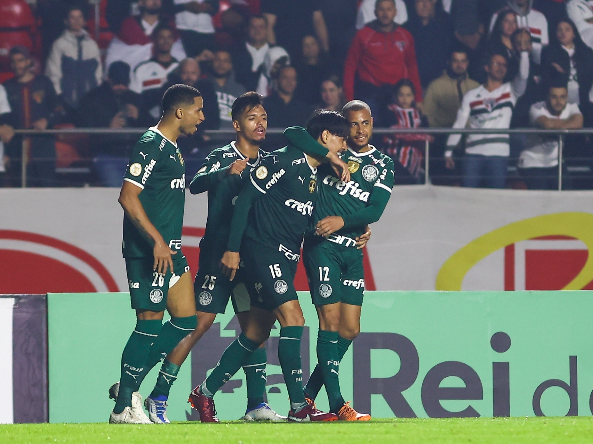SP - Sao Paulo - 03/30/2022 - PAULISTA 2022, SAO PAULO X PALMEIRAS - Sao  Paulo player Calleri celebrates his goal with players from his team during  a match against Palmeiras at