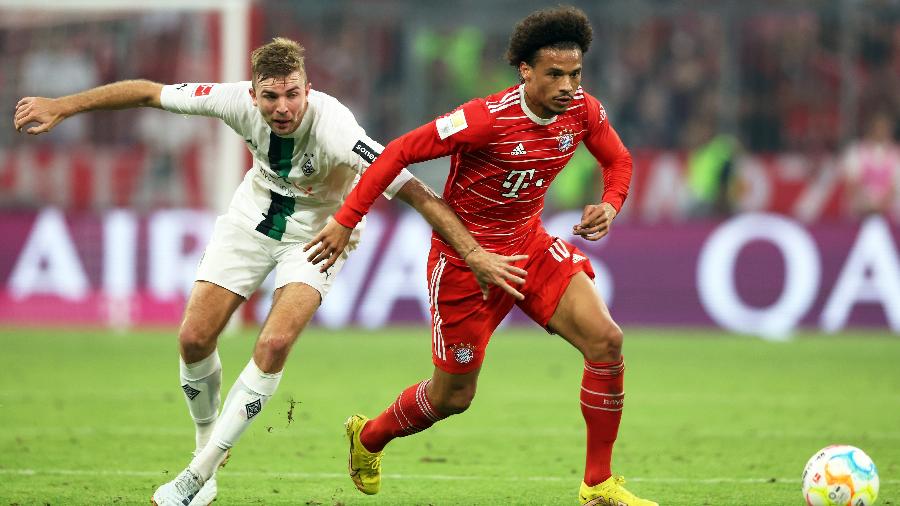 Leroy Sané disputa bola com Christop Kramer em jogo entre Bayern de Munique e Borussia Monchengladbach  - Alexander Hassenstein/Getty Images