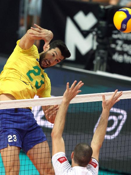 Flavio Gualberto, Brasil, tenta furar o bloqueio no duelo com a Eslováquia pelo bronze no Mundial de vôlei masculino. 11/09/2022 - KACPER PEMPEL/REUTERS
