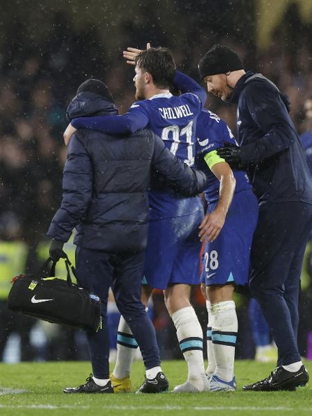 Ben Chilwell, do Chelsea, sai lesionado da partida contra o Dínamo de Zagreb. - PETER CZIBORRA/Action Images via Reuters