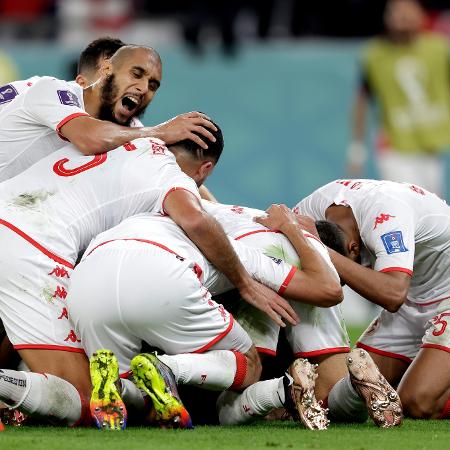 Jogadores da Tunísia comemoram gol de Khazri na partida contra a França pela Copa do Mundo - Rico Brouwer/Soccrates/Getty Images