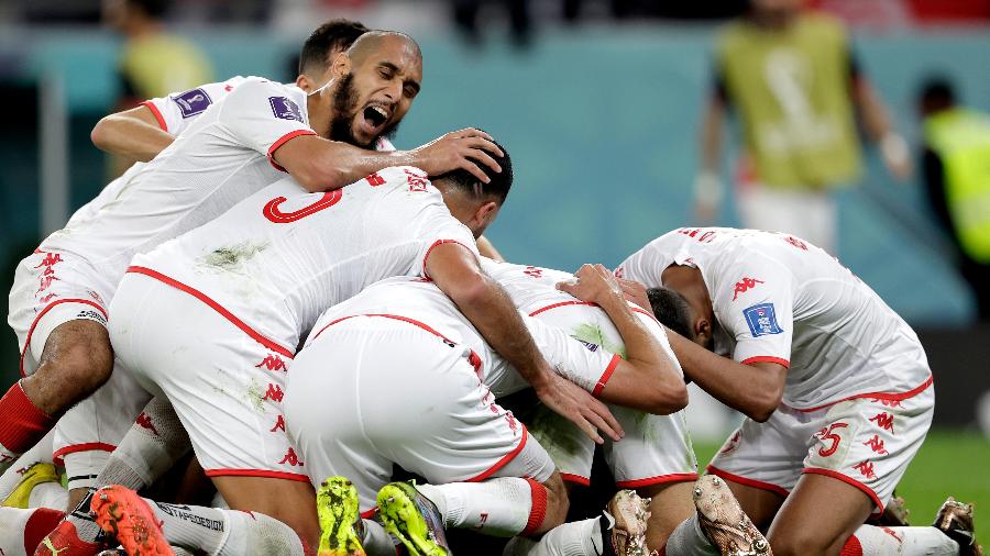 Jogadores da Tunísia comemoram gol de Khazri na partida contra a França pela Copa do Mundo - Rico Brouwer/Soccrates/Getty Images