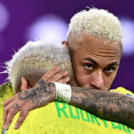 Neymar consola Rodrygo após a eliminação do Brasil na Copa do Mundo do Qatar - Gabriel Bouys/AFP