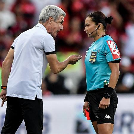 Treinador se envolveu em confusão por substituição e acabou expulso por Edina - Thiago Ribeiro/AGIF