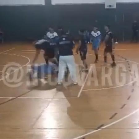 Jogador ficou inconsciente após ser agredido com cabeçada durante partida de futsal na Argentina