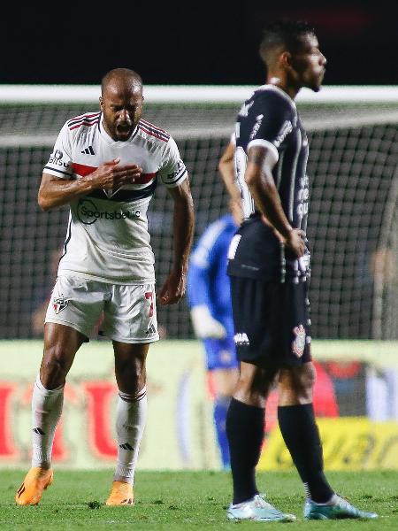 Lucas comemora gol em São Paulo x Corinthians, jogo da Copa do Brasil