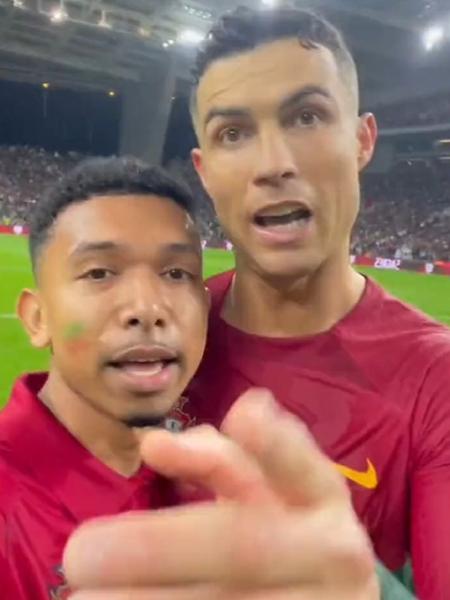 Torcedor invade campo e grava vídeo com Cristiano Ronaldo durante jogo de Portugal