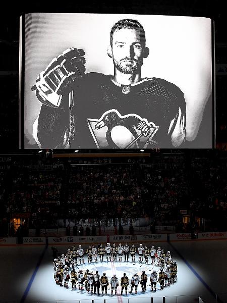 Adam Johnson foi homenageado na partida entre Anaheim Ducks e Pittsburgh Penguins, na NHL