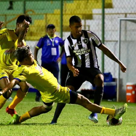 Jogadores de Botafogo e Tiradentes-PI em ação na primeira rodada do Grupo 5 da Copinha 2024