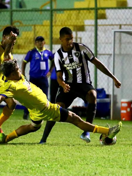 Jogadores de Botafogo e Tiradentes-PI em ação na primeira rodada do Grupo 5 da Copinha 2024