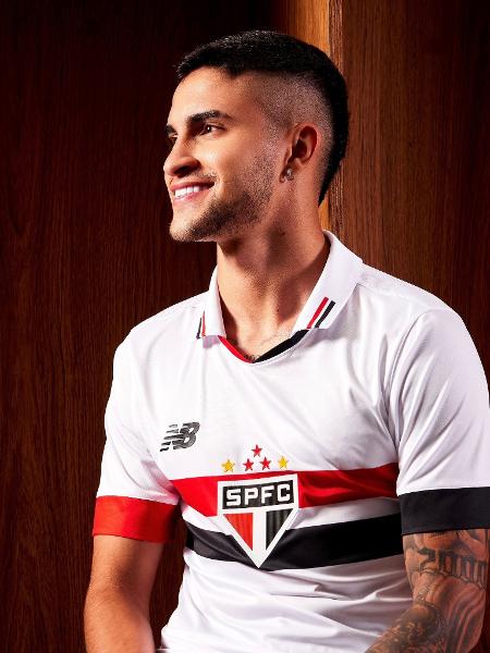 Rodrigo Nestor com o novo uniforme do São Paulo, feito pela New Balance