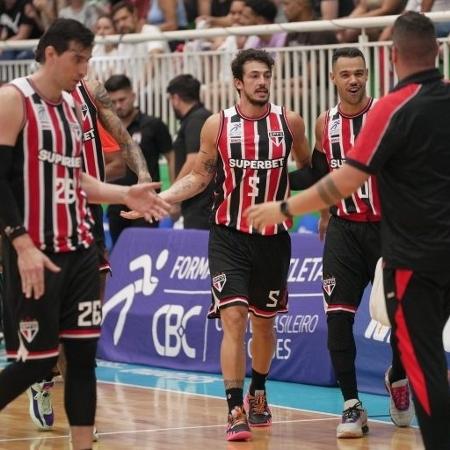 Jogadores do São Paulo celebram vitória sobre o Pato Basquete, pelo NBB
