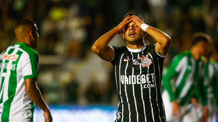 Romero, do Corinthians, lamenta durante jogo contra o Juventude, pelo Brasileirão