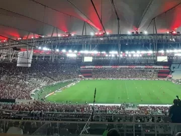 Flamengo tem pior público do ano em jogo com protestos e xingamentos a Tite