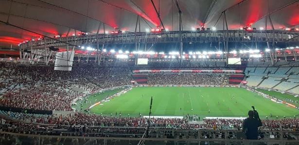 Flamengo registra menor público do ano em partida marcada por protestos.