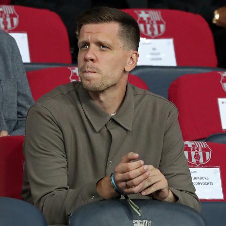Szczesny, novo goleiro do Barcelona, na arquibancada para o jogo contra o Young Boys - Joan Valls/Getty