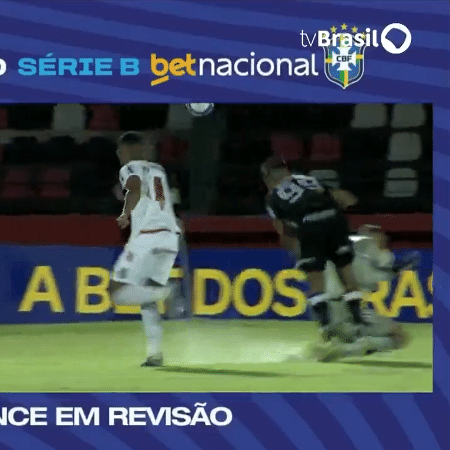 VAR revisa suposto pênalti no jogo entre Botafogo-SP e Operário-PR, pela Série B - Reprodução/Twitter @tvbrasil