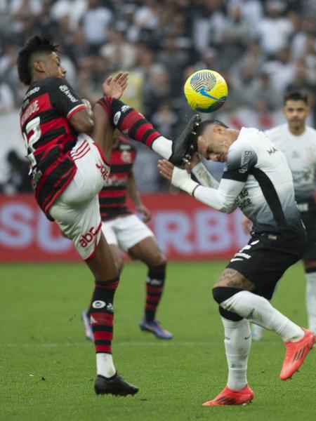 Bruno Henrique é expulso após atingir Matheuzinho cabeça de Matheuzinho em dividida na partida entre Corinthians e Flamengo pela semifinal da Copa do Brasil 2024