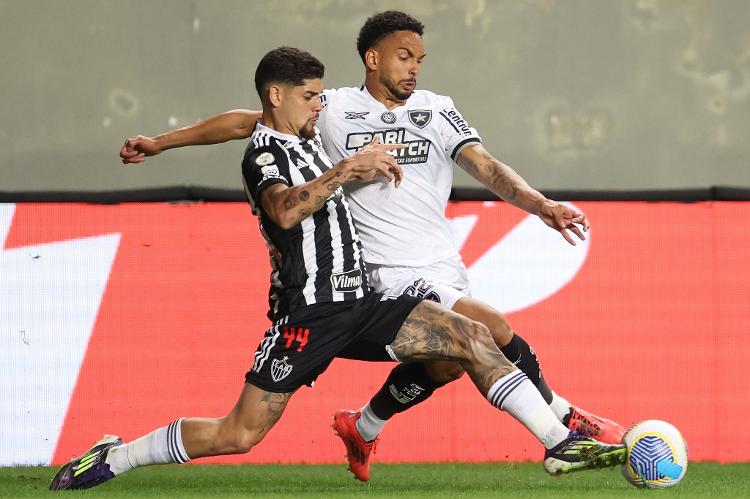 Vitinho e Rubens disputam a bola durante jogo entre Atlético-MG e Botafogo pelo Brasileirão