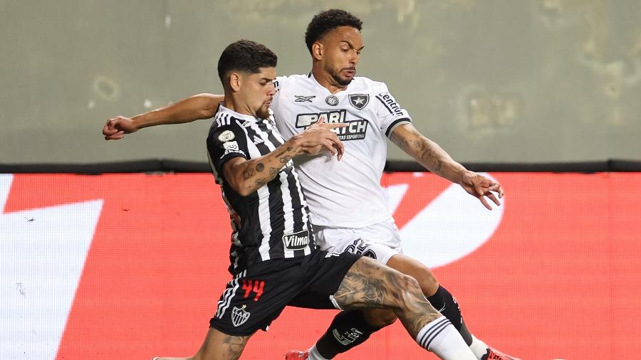 Vitinho e Rubens disputam a bola durante jogo entre Atlético-MG e Botafogo pelo Brasileirão