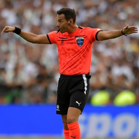 Árbitro Facundo Tello em ação durante final da Libertadores entre Atlético-MG e Botafogo