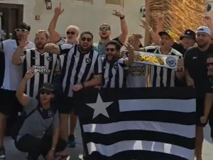 Até roupa típica: torcida do Botafogo faz festa em ponto turístico de Doha