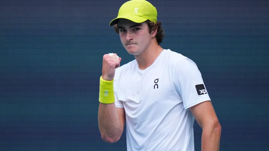João Fonseca na segunda rodada do Masters 1000 de Miami em 2025 João Fonseca na segunda rodada do Masters 1000 de Miami em 2025