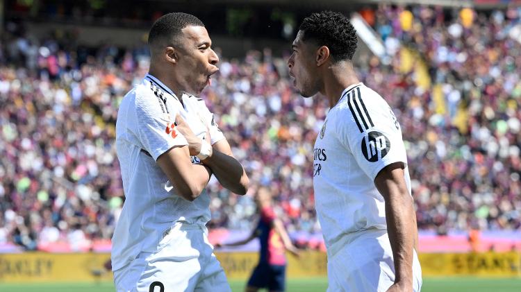 Mbappé comemora gol marcado pelo Real Madrid contra o Barcelona, no Campeonato Espanhol