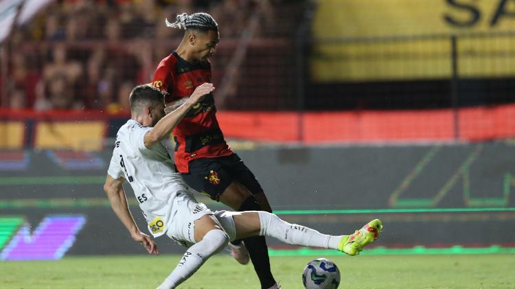 Derik Lacerda tenta fazer a jogada em Sport x Santos Derik Lacerda tenta fazer a jogada em Sport x Santos