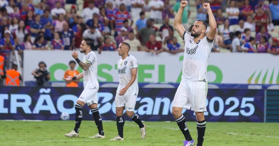 Arthur Cabral, do Botafogo comemora gol marcado diante do Fortaleza na Arena Castelão pelo Campeonato Brasileiro