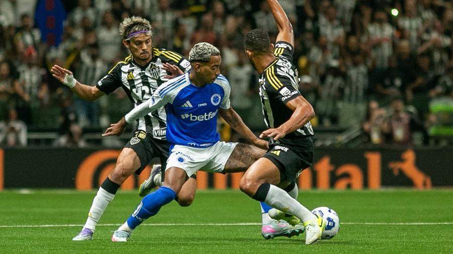 Scarpa cerca Matheus Pereira durante Atlético-MG x Cruzeiro, duelo da Copa do Brasil Scarpa cerca Matheus Pereira durante Atlético-MG x Cruzeiro, duelo da Copa do Brasil