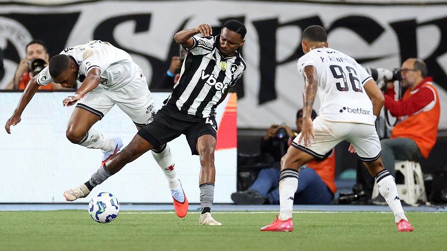 Jeffinho é cercado durante Botafogo x Vasco, jogo da Copa do Brasil Jeffinho é cercado durante Botafogo x Vasco, jogo da Copa do Brasil