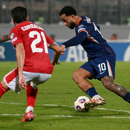 Memphis em ação durante Holanda x Malta; holandês marcou no fim do jogo Memphis em ação durante Holanda x Malta; holandês marcou no fim do jogo