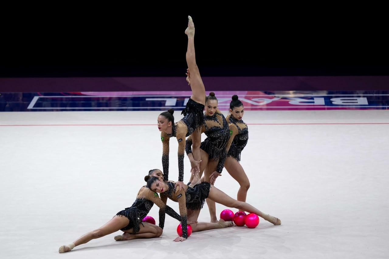 Seleção brasileira de ginástica rítmica em apresentação do conjunto no Mundial em Frankfurt - undefined