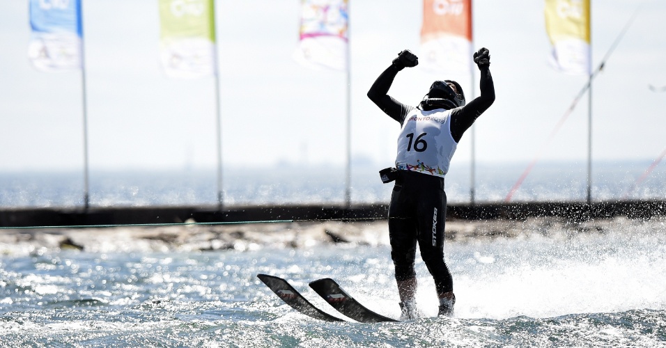 Felipe Miranda, do Chile, comemora depois de sua apresentação no esqui aquático