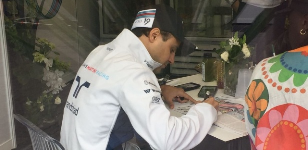 Massa distribui autógrafos na chegada a Interlagos neste domingo  - Luiza Oliveira/UOL